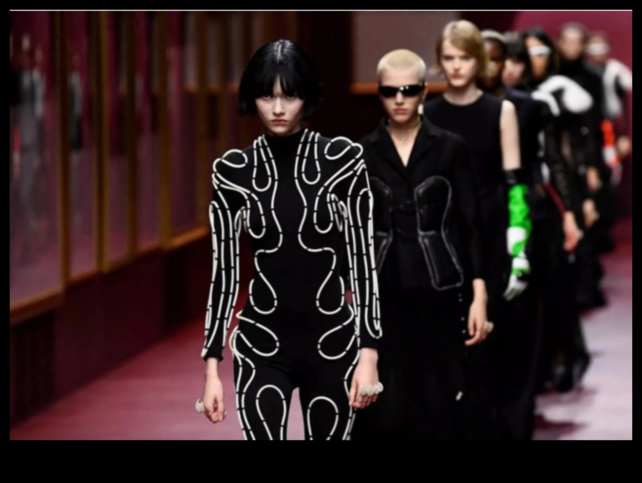 Style Odyssey: ניווט בהרכבים הטרנדיים האחרונים של האופנה